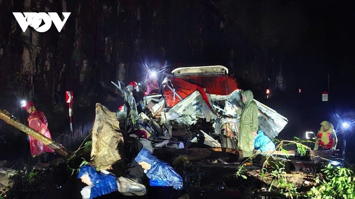 Landslides bury passenger bus in central Vietnam, leaving 6 dead, 19 injured